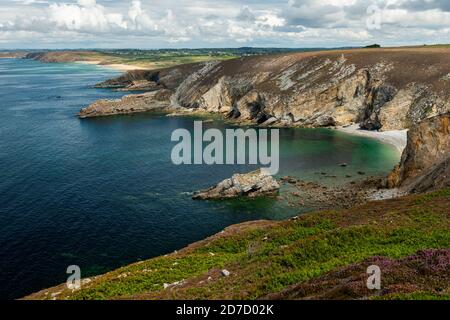 Küste in der Nähe von Cap de la Chevre (Crozon, Bretagne, Frankreich) an einem bewölkten Tag im Sommer Stockfoto