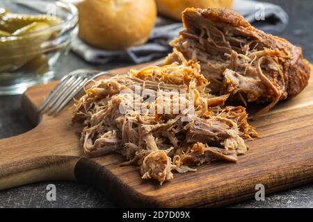 Zog Schweinefleisch auf Schneidebrett. Stockfoto