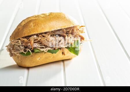 Sandwich mit gezogenem Fleisch auf weißem Tisch. Stockfoto