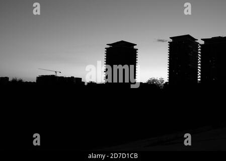 Abend mit Asmita Gardens' Buildings in Bukarest, Rumänien, Oktober 2020 Stockfoto