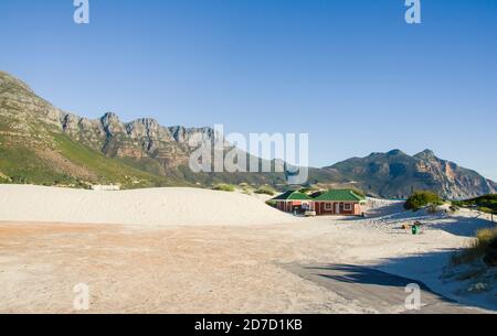 Sanddünen mit Strafverfolgungsbehörde und öffentlichen Toilettengebäuden am Hout Bay Strand. Kapstadt, Südafrika Stockfoto