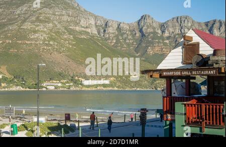 Grill-Restaurant am Hout Bay Beach. Kapstadt, Südafrika Stockfoto