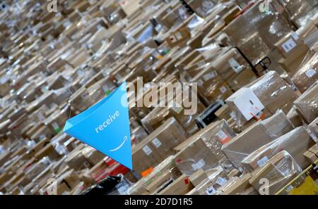 07. September 2020, Sachsen-Anhalt, Osterweddingen: Im neuen Logistikzentrum von Amazon befinden sich Pakete im Warenannahmebereich. Foto: Ronny Hartmann/dpa-Zentralbild/ZB Stockfoto