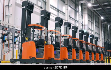 07. September 2020, Sachsen-Anhalt, Osterweddingen: Im neuen Amazon-Logistikzentrum befinden sich Elektrostapler an Ladestationen. Foto: Ronny Hartmann/dpa-Zentralbild/ZB Stockfoto