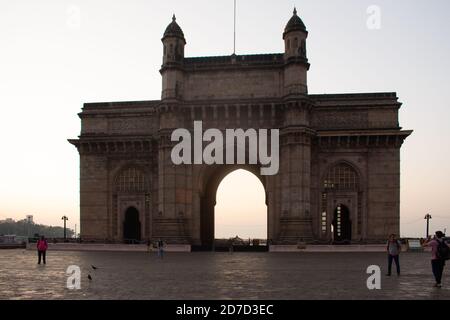 Mumbai, Indien - 15. Februar 2019: Heiterer Blick auf ein architektonisches Wunder, Gateway of India am Morgen. Stockfoto
