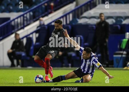 Joey Pelupessy (8) von Sheffield der Mittwoch wird von Saman gefoult Ghoddos (20) aus Brentford Stockfoto