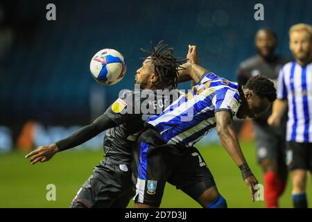 Moses Odubajo (22) von Sheffield Mittwoch wird von Tariqe Fouled Fosu (24) aus Brentford Stockfoto