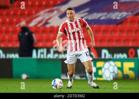 James Chester (12) von Stoke City mit dem Ball Stockfoto