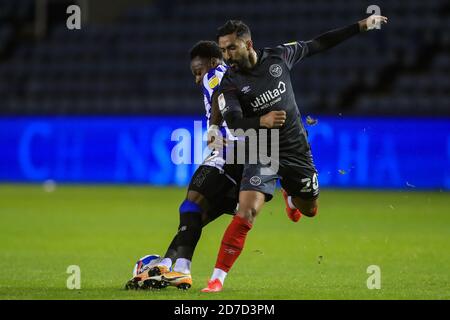 Moses Odubajo (22) von Sheffield Mittwoch gegen Saman Ghoddos (20) Von Brentford Stockfoto