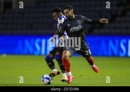 Moses Odubajo (22) von Sheffield Mittwoch gegen Saman Ghoddos (20) Von Brentford Stockfoto