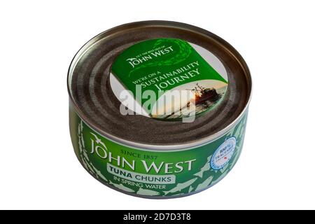 Zinn von John West Thunfisch Brocken im Quellwasser isoliert Auf weißem Hintergrund - wir sind auf einer Reise zur Nachhaltigkeit Stockfoto