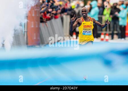 Jacob Kiplimo aus Uganda in Aktion während der IAAF Halbmarathon-Weltmeisterschaften 2020 in Gdynia. Stockfoto