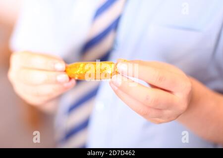 Kind Abwickeln Qualität Street Toffee Finger Schokolade süß in Wrapper verpackt, close up Stockfoto