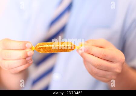 Kind Abwickeln Qualität Street Toffee Finger Schokolade süß in Wrapper verpackt, close up Stockfoto