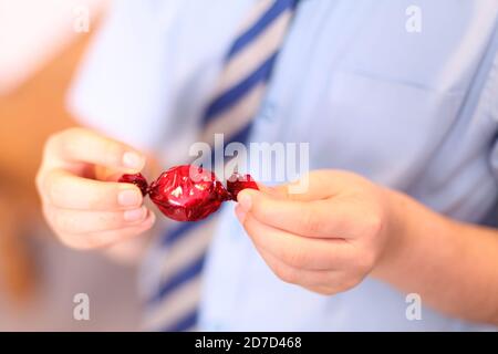 Kind Abwickeln Qualität Street Strawberry Freude Schokolade süß in Wrapper verpackt, close up Stockfoto