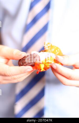 Kind Auspacken Qualität Street Orange Creme Schokolade süß, Nahaufnahme Stockfoto