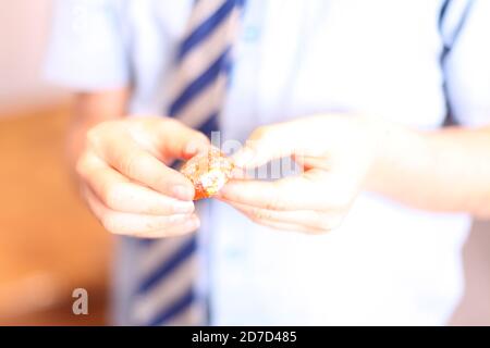 Kind Abwickeln Qualität Street Orange Crunch Schokolade süß in Wrapper verpackt, close up Stockfoto