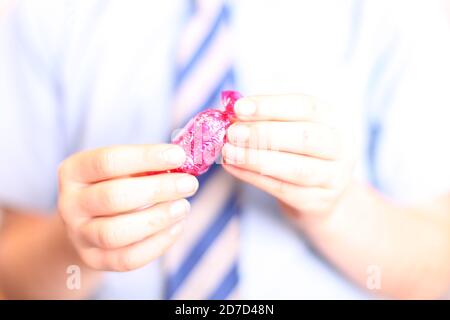 Kind Auspacken Qualität Street Pink Fudge Schokolade süß in Wrapper verpackt, close up Stockfoto