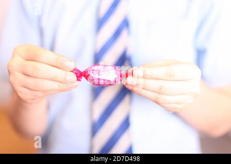 Kind Auspacken Qualität Street Pink Fudge Schokolade süß in Wrapper verpackt, close up Stockfoto