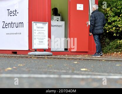 Wuppertal, Deutschland. Oktober 2020. Ein Mann steht vor dem Eingang eines neuen Corona Walk-in Testzentrums auf einem Parkplatz. Wuppertal ist eines von acht Gebieten in Nordrhein-Westfalen, in denen es innerhalb einer Woche mehr als 100 neue Coronainfektionen pro 100,000 Einwohner gibt. Quelle: Caroline Seidel/dpa/Alamy Live News Stockfoto