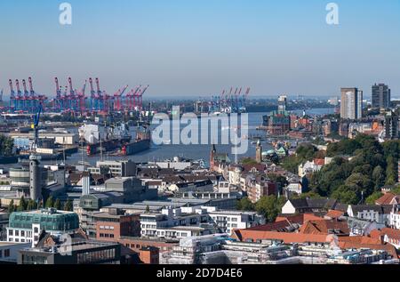 Blick nach Westen über die Dächer von der St. Nikolai Gedenkstätte in Hamburg, zum Hafen, den Docks und den schwimmenden Trockendocks in der Ferne. Stockfoto