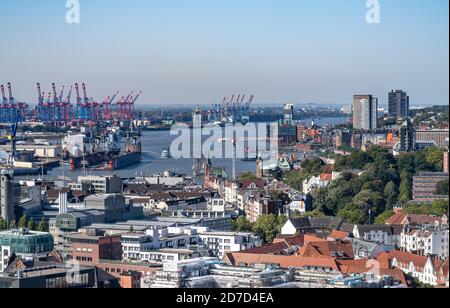 Blick nach Westen über die Dächer von der St. Nikolai Gedenkstätte in Hamburg, zum Hafen, den Docks und den schwimmenden Trockendocks in der Ferne. Stockfoto