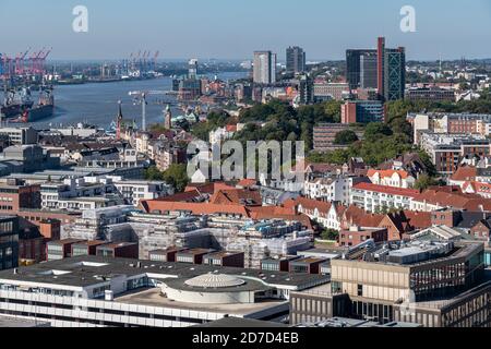 Blick nach Westen über die Dächer von der St. Nikolai Gedenkstätte in Hamburg, zum Hafen, den Docks und den schwimmenden Trockendocks in der Ferne. Stockfoto