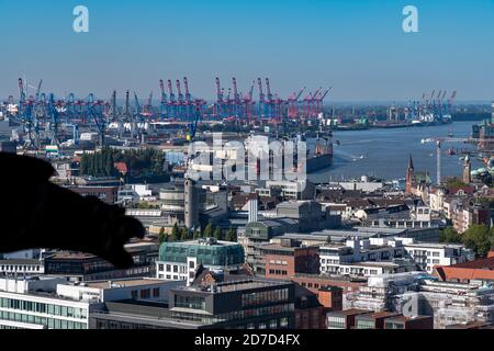 Blick nach Westen über die Dächer von der St. Nikolai Gedenkstätte in Hamburg, zum Hafen, den Docks und den schwimmenden Trockendocks in der Ferne. Stockfoto