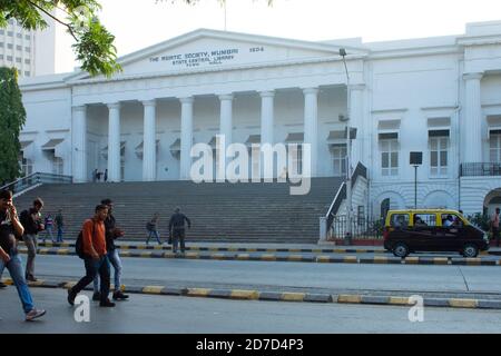 Mumbai, Indien - 15. Februar 2019: Morgenansicht der staatlichen Zentralbibliothek oder des Rathauses in Mumbai, das während der britischen Kolonialzeit gebaut wurde. Stockfoto