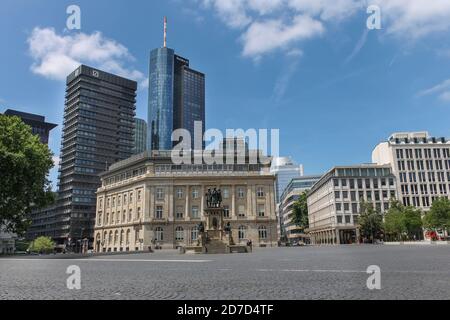 FRANKFURT AM MAIN, DEUTSCHLAND - 19. Juni 2014 : Blick auf den Rossmarkt mit Banken Wolkenkratzer im Rücken, Deutschland. Stockfoto