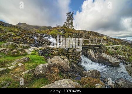 Brücke über Wasserfall bei Llyn Ogwen auf dem Weg nach Llyn Idwal und Devil's Kitchen in der Glyderauer Bergkette Snowdonia Nordwales, Großbritannien, Oktober 2019 Stockfoto