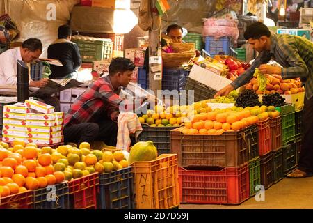Mumbai, Indien - 15. Februar 2019: Lokaler Ladenbesitzer in einem Gemüseladen am Crawford Markt. Stockfoto