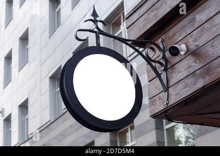 Blank minimal kreisförmigen Shop Schild Mockup für Design. Straße hängenden Schild Board für Logo-Präsentation an der Wand montiert. Metal Cafe Restaurant oder Stockfoto