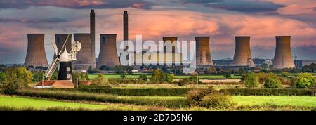 Die riesige Schranktüte des West Burton Power Station bildet den Hintergrund für eine viel ältere Form der Stromerzeugung, die Windmühle in North Leverton. Stockfoto