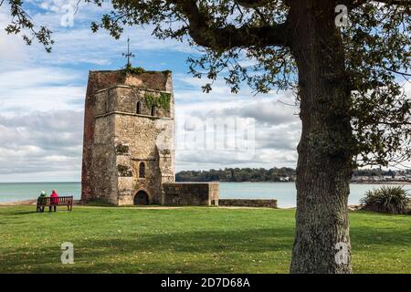 Dieser Turm ist alles, was von der St. Helen's Church aus dem 12. Jahrhundert an der Strandpromenade von St. Helens, Isle of Wight, übrig geblieben ist Stockfoto