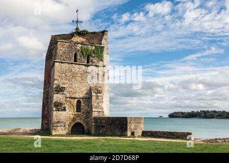 Dieser Turm ist alles, was von der St. Helen's Church aus dem 12. Jahrhundert an der Strandpromenade von St. Helens, Isle of Wight, übrig geblieben ist Stockfoto