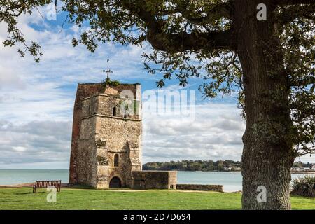 Dieser Turm ist alles, was von der St. Helen's Church aus dem 12. Jahrhundert an der Strandpromenade von St. Helens, Isle of Wight, übrig geblieben ist Stockfoto