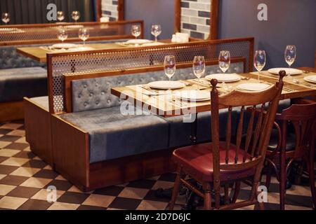 Interieur des modernen Cafés, wo keine Menschen. Künstliche Beleuchtung Stockfoto