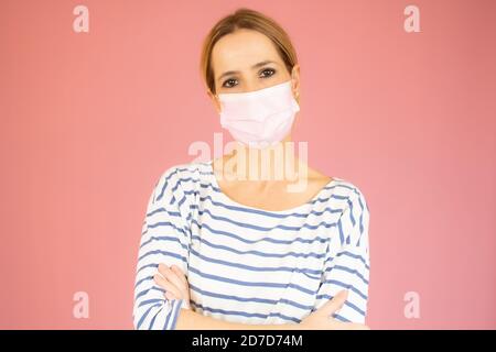 Junge Frau trägt medizinische Gesichtsmaske, Studio-Porträt. Frau Trägt Schutzmaske Stockfoto