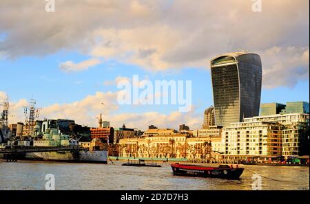 Die Themse wird von goldenem Sonnenlicht an einem frischen Herbst beleuchtet Tag Stockfoto