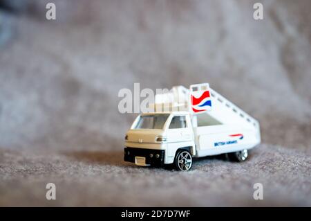 POZN, POLEN - 17. Okt 2020: British Airways White Toy Modell Flughafen Trepper. Stockfoto