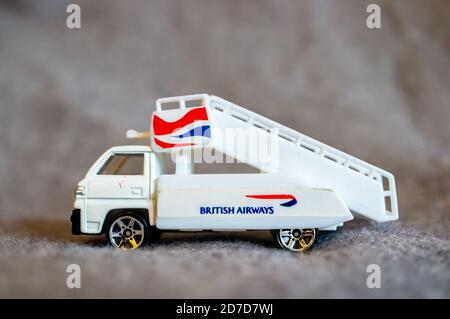 POZN, POLEN - 17. Okt 2020: British Airways White Toy Modell Flughafen Trepper. Stockfoto