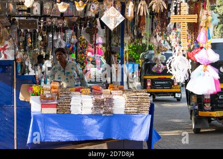 Mumbai, Indien - 22. März 2019: Blick auf lokale Geschäfte an der Straße am Mount Mary, Bandra. Stockfoto