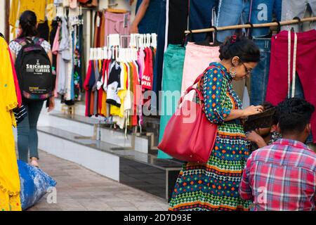Mumbai, Indien - 22. März 2019: Einheimische beschäftigt in Street Shopping in Hill Road, Bandra in Mumbai. Stockfoto