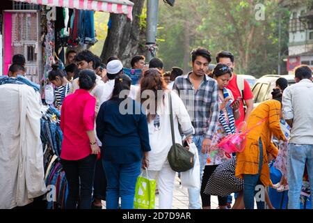 Mumbai, Indien - 22. März 2019: Einheimische beschäftigt in Street Shopping in Hill Road, Bandra in Mumbai. Stockfoto