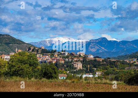 Schneebedeckte Berge für die spanischen Pyrenäen von der Nähe Puig-Reig, südlich von Berga, Katalonien, Spanien Stockfoto