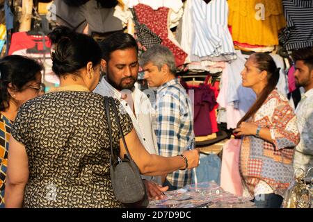 Mumbai, Indien - 22. März 2019: Einheimische beschäftigt in Street Shopping in Hill Road, Bandra in Mumbai. Stockfoto