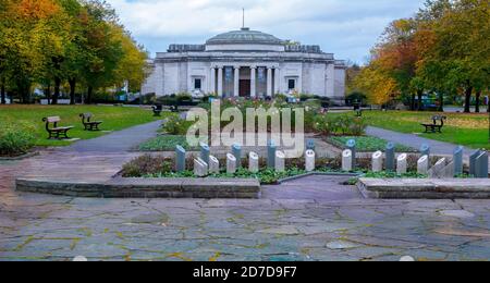 Lady Lever Art Gallery Vorderansicht mit Sonnenuhr Stockfoto