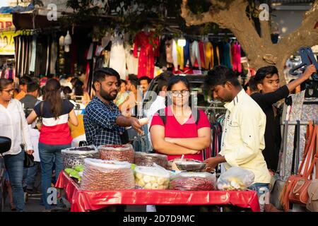 Mumbai, Indien - 22. März 2019: Einheimische beschäftigt in Street Shopping in Hill Road, Bandra in Mumbai. Stockfoto