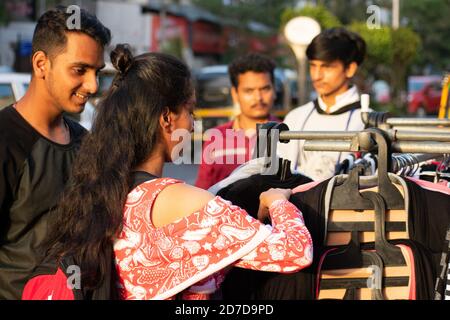 Mumbai, Indien - 22. März 2019: Junges Paar beschäftigt in Street Shopping in Hill Road, Bandra in Mumbai. Stockfoto